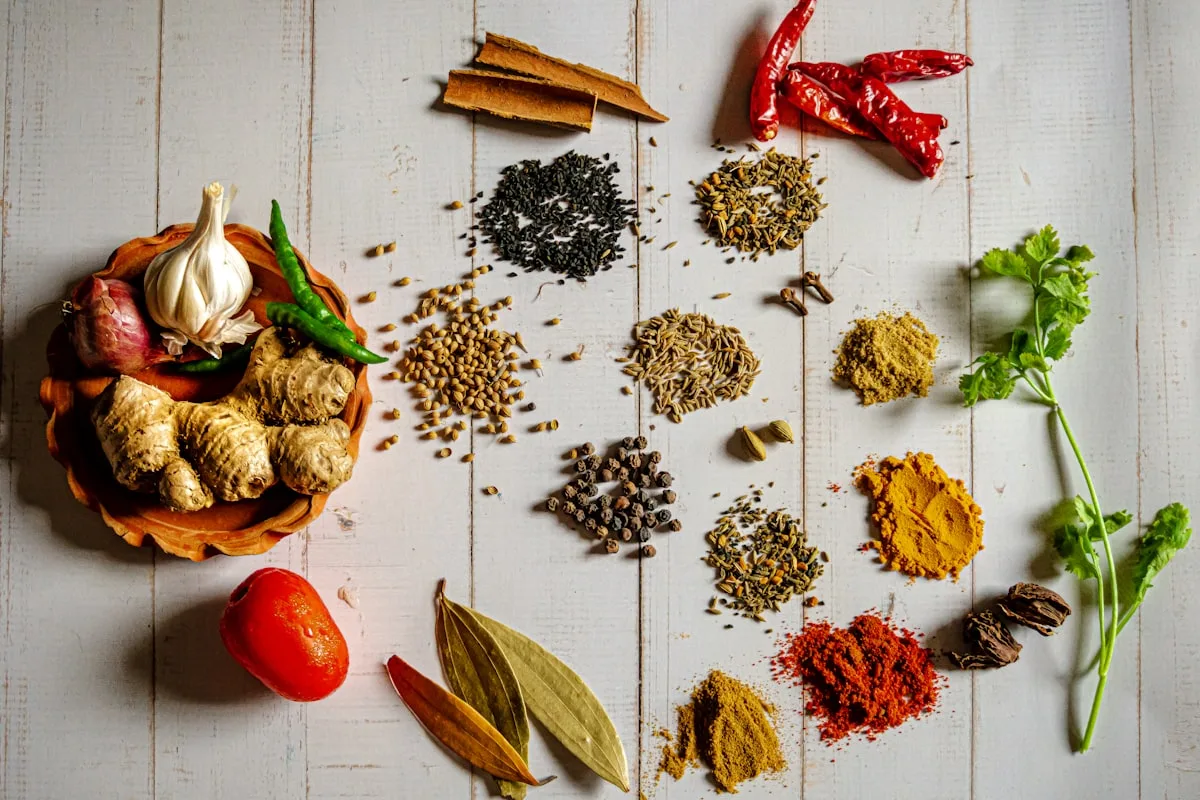 Variedad de especias aromáticas en tazones